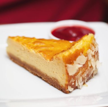 Parçası cheesecake ile bazı Meyve reçeli beyaz tabakta