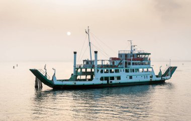 Venedik Lagünü günbatımında Park feribot tekne