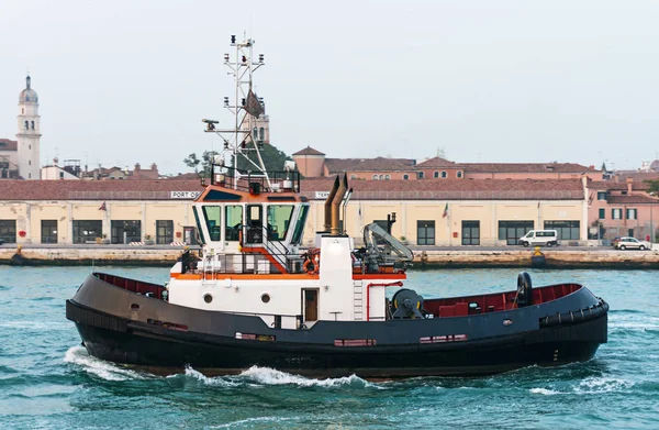 Bogserbåt Framför Gamla Hamn Terminal Venedig Italien — Stockfoto