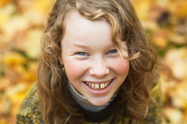 Gülümseyen sarışın kız açık yüksek açı portre