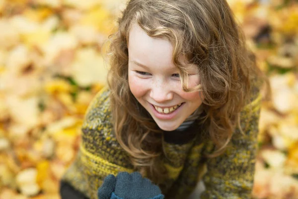 Buiten hoge hoek portret van glimlachend blond meisje — Stockfoto