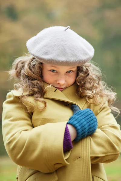 Девушка в зимнем пальто — стоковое фото