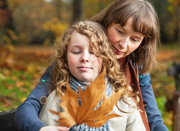 Madre e hija en un parque de otoño Imagen de stock
