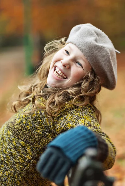 Usměvavá dívka v šedém baretu Stock Snímky