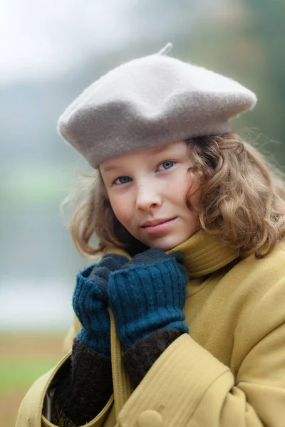 추운 가을 날에 금발소녀 스톡 사진