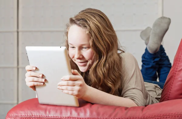 Дівчина-підліток з планшетним комп'ютером — стокове фото