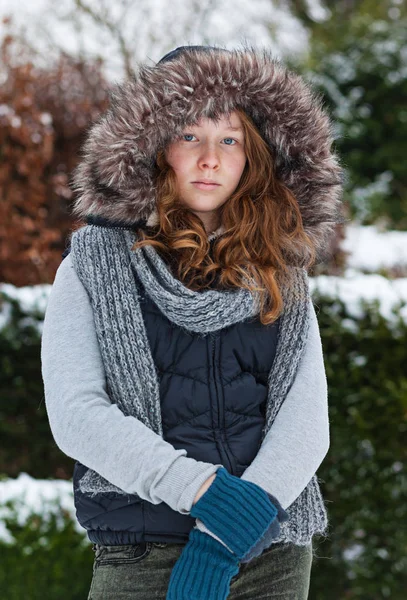 Chica en paños de invierno y capucha de piel Fotos de stock libres de derechos