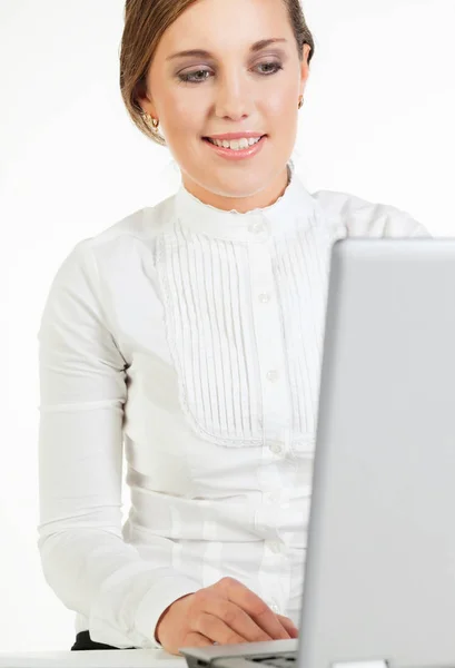 Sorrindo jovem empresária — Fotografia de Stock