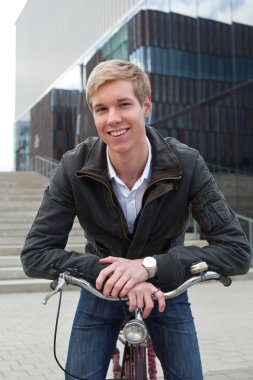 Bisikletli genç adam