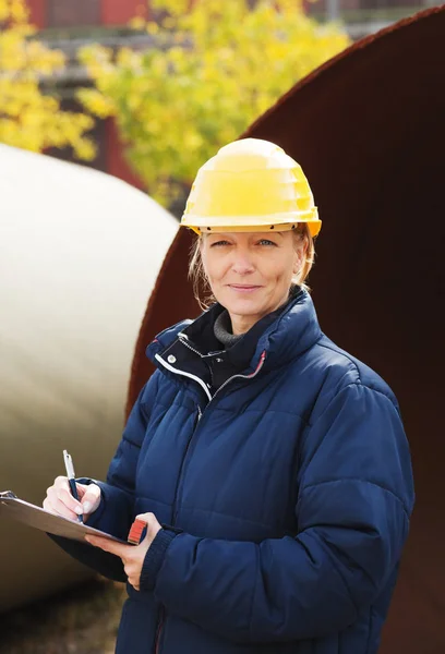 Construction engineer takes notes — Stock Photo, Image