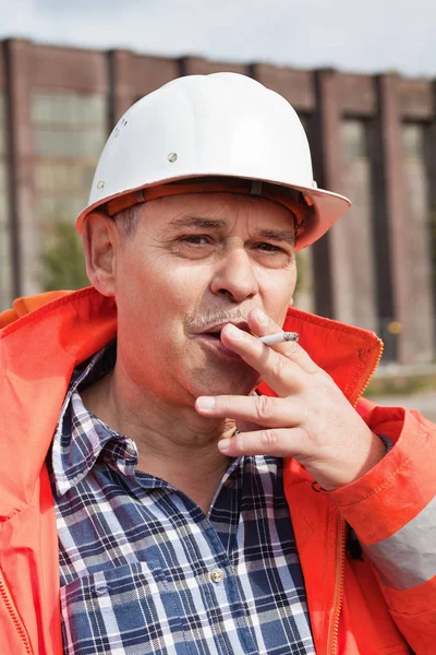 Engenheiro sénior num estaleiro de construção — Fotografia de Stock