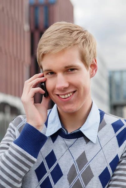 Schöner junger Mann mit Handy — Stockfoto