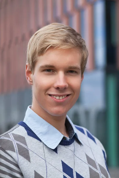 Porträtt av leende ung man — Stockfoto