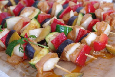 Kağıt arka plan pişirme üzerinde ham lezzetli Barbekü