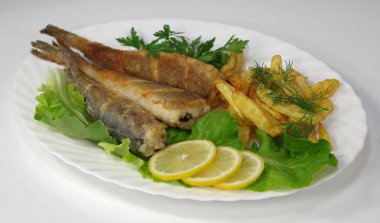 Balık pişmiş hake cadı cips ve limon