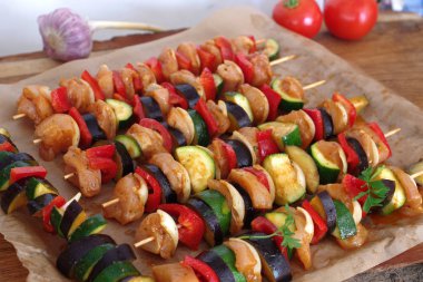 Kağıt arka plan pişirme üzerinde ham lezzetli Barbekü