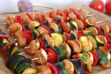 Kağıt arka plan pişirme üzerinde ham lezzetli Barbekü