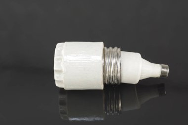 siyah bir zemin üzerine eski seramik sigorta