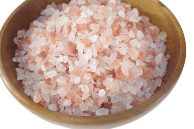 Himalaya tuz beyaz arka plan üzerinde ahşap tabak