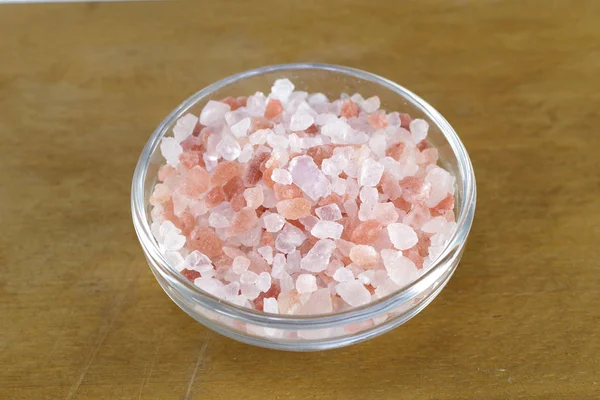 白い背景の上のガラスの皿でヒマラヤの塩 — ストック写真