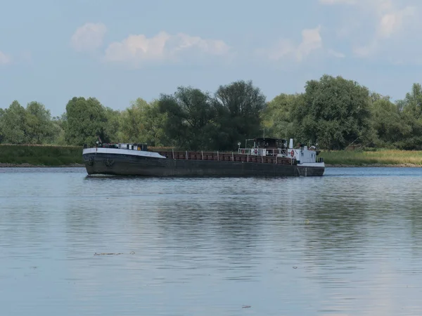 Barcaza navegando por el río Fotos de stock libres de derechos
