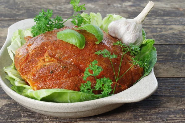 Stück Schweinefleisch Auf Kohlblatt Schüssel — Stockfoto