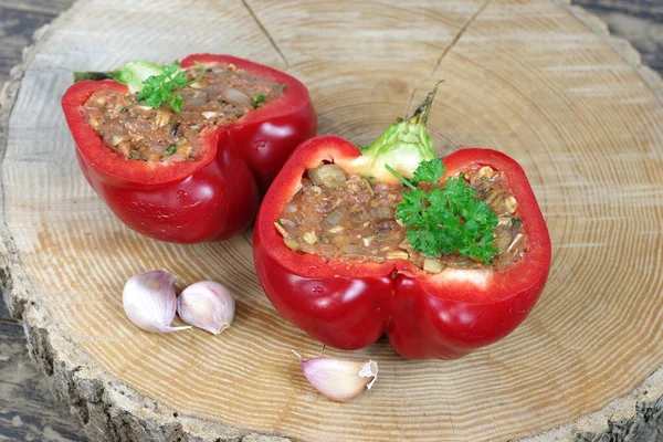 Appetitliche Rote Rohe Paprika Und Fleischfüllung — Stockfoto