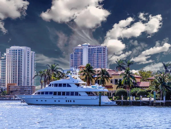 Yacht på kustnära Mansion — Stockfoto