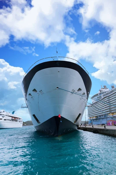 Modré a bílé výletní loď rovně — Stock fotografie