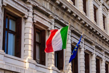 İtalyan ve Avrupa Birliği bayrakları eski Venedik bina
