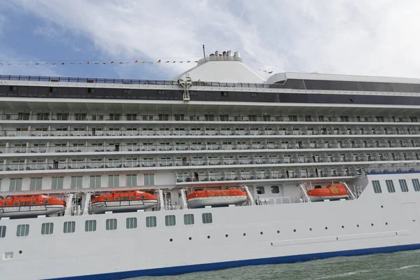 Reddingsboten op cruiseschip in de haven van Venetië — Stockfoto