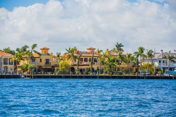 Duży dom w Fort Lauderdale — Zdjęcie stockowe