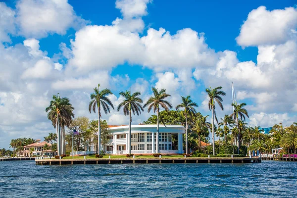 劳德代尔堡 Fort Lauderdale 水路上的一座大房子 — 图库照片