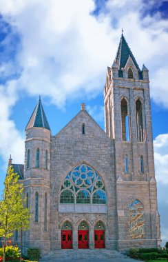 Presbiteryen kırmızı kapı