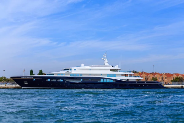 Yacht Bianco e Blu nel Canale di Venezia — Foto Stock