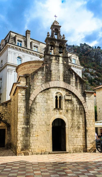Iglesia de piedra vieja en Kotor con campanas — Foto de Stock
