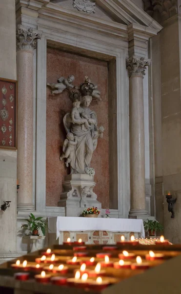 Arka planda heykel ile Votive mumlar