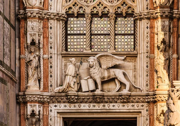 León alado símbolo de Venecia —  Fotos de Stock