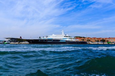 Mavi ve beyaz yat Venedik