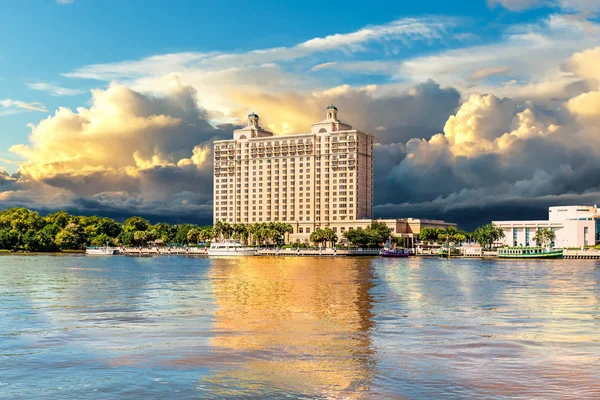 Μοντέρνο ξενοδοχείο στο ποταμό Σαβάννα — Φωτογραφία Αρχείου