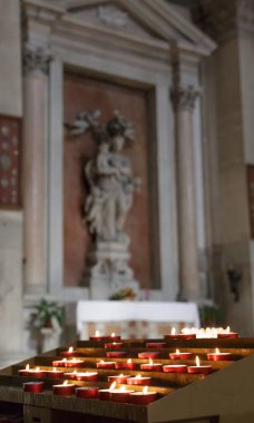 Kilisede Adak mumları