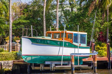 Yeşil ve beyaz tekne kuru iskeledeki