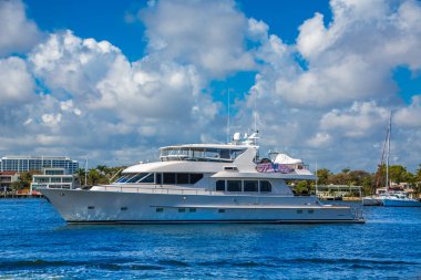Intracoastal içinde demirleyen White yat