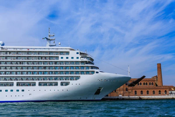 Navio de cruzeiro de luxo atracado pelo edifício velho do tijolo — Fotografia de Stock