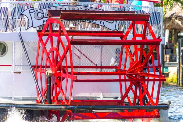 Raquete vermelho no velho barco de roda de remo — Fotografia de Stock