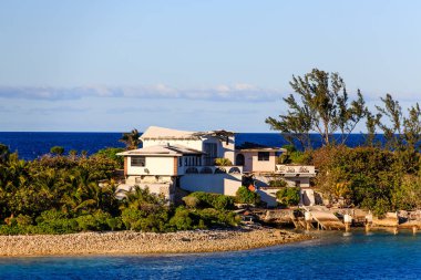 Evin üstünde parmak kasırga hasar ile arazinin