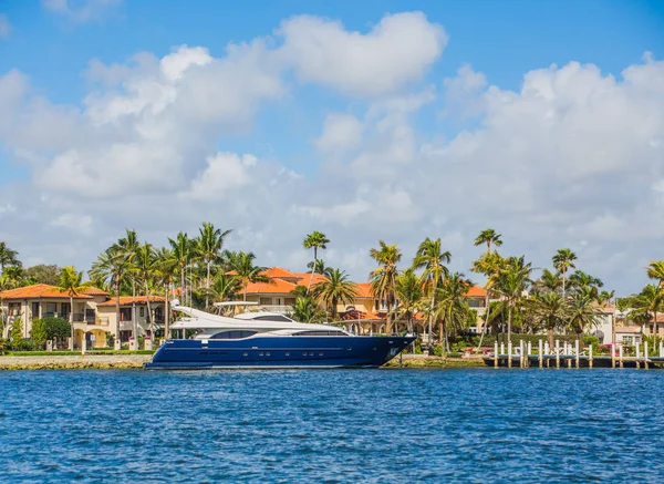 Blauwe jacht op kust Mansion — Stockfoto