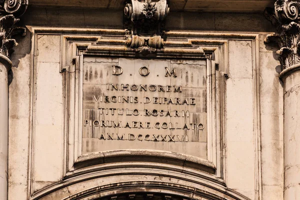 Lateinische Schrift auf alter venezianischer Kirche — Stockfoto