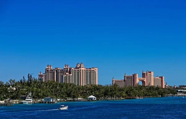 Massives rosa Resort und Yachten — Stockfoto