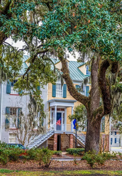 Banderas en casa tradicional sureña en Savannah — Foto de Stock